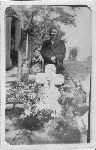 Piotr Micha Trojan w towarzystwie matki Doroty Marquart de Trojan przy grobie ojca Franciszka Leonarda Trojana, Argentyna, 1950 r. (fot. ze zb. rodzinnych).