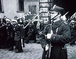 Warszawa, 1937 r. Chor. Bronisaw Gadzin jako sztandarowy 14 Puku Uanw Jazowieckich podczas uroczystoci wrczenia buawy marszakowskiej gen. Edwardowi migemu-Rydzowi (fot. udostpni: Krzysztof Godzik).
