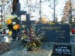 Bernard Ossowski upamitniony na tablicy epitafijnej grobu rodzinnego na cm. parafialnym w Tarnowskich Grach. Stan z dn. 11. 11. 2003 r. (fot. Adam Sauer).