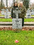 Lech Musiał przy mogile poległego wuja, Stanisława Musiała, zlokalizowanej na Cmentarzu Wojskowym w Warszawie, 1 listopada 2022 r. (fot. udostępnił: Lech Musiał). 