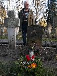 Lech Musiał przy mogile poległego wuja, Stanisława Musiała, zlokalizowanej na Cmentarzu Wojskowym w Warszawie (fot. udostępnił: Lech Musiał).