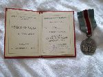 Medal "Za udzia w wojnie obronnej 1939" wraz z legitymacj przyznany Stanisawowi Gosowi 25 stycznia 1984 r. (pamitki ze zb. rodzinnych).
