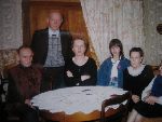 Członkowie rodziny poległego Ludwika Nadolnego: bracia Stanisław i Antoni (z lewej), siostra Maria (po prawej), bratanica Dana Becker (w środku) z córką i matką (fot. ze zb. rodzinnych Dany Becker z d. Nadolnej).