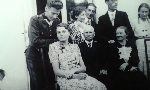 Leonard Łysz (stoi z lewej) w towarzystwie żony Bożenny (siedzi z lewej), ojca Stanisława i matki Stefanii (siedzą z prawej), szwagra Hieronima Opitza (drugi z prawej) i jego brata Kazimierza Opitza (trzeci z prawej), Brześć nad Bugiem, 1936 r. (fot. ze zb. rodzinnych Beaty Kondlewskiej).