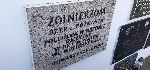 Tablica pamitkowa ku czci onierzy 57 puku piechoty z Poznania polegych we wrzeniu 1939 r. w rej. Pitku wmurowana w cian Pamici w obrbie kwatery wojennej na cmentarzu parafialnym w czycy - hipotetycznego miejsca pochwku zaginionego Jzefa Pietrzaka. Stan z dn. 21 stycznia 2020 r. (fot. ze zb. rodzinnych, udostpnia: Wioletta Kaczorowska).