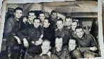 Plut. pchor. Stanisaw Kopczyski (drugi z prawej w rodkowym rzdzie) jako jeniec Stalagu VI G Bonn-Duisdorf (fot. ze zb. rodzinnych).