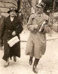 Por. Stefan Dąbek w towarzystwie matki Walerii Dąbek w swoim rodzinnym mieście Krakowie w roku 1935 (fot. ze zb. rodzinnych Tomasza Krzyżanowskiego).