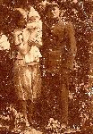 Bronisław Sałuda z żoną i córeczką, w mundurze plutonowego podchorążego piechoty. 
Łowicz 1931r. 
Fotografia ze zbiorów rodzinnych.
