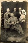 Sylweriusz Bielski (na pierwszym planie) w towarzystwie ojca Wadysawa Franciszka, modszego brata Zygmunta i Konstancji Bielskiej z d. Czapliskiej, ok. 1926/1928 (fot. ze zb. rodzinnych).