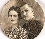 Por. Bronisław Sałuda z żoną. 
Zdjęcie wykonane już po mobilizacji(w mundurze polowym). 
Łowicz, maj 1939r. 
Fotografia ze zbiorów rodzinnych.