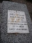 Mieczysaw Adamiak upamitniony na tablicy epitafijnej na mogile indywidualnej w obrbie kwatery wojennej na cm. parafialnym w Kutnie, ul. Cmentarna. Stan z dn. 17. 11. 2007 r. (fot. Rafa Jwiak).