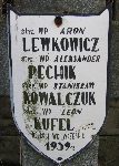 Aron Lewkowicz, upamiętniony na imiennej tablicy epitafijnej na wydzielonej kwaterze na cmentarzu rzymskokatolickim w Juliopolu. 