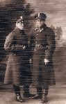 Leon Rozpędowski (z lewej) jako żołnierz Korpusu Ochrony Pogranicza w towarzystwie brata Wincentego Rozpędowskiego, funkcjonariusza Policji Państwowej, ok. 1934-1935 r. (fot. ze zb. rodzinnych).