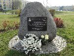Głaz z tablicą pamiątkową ku czci gen. Aleksandra Krzyżanowskiego wystawiony w 2009 r. w Bydgoszczy (fot. za Wikimedia Commons).