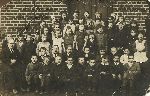 Bronisław Kwiatkowski wśród uczniów szkoły podstawowej w Raciniewie, 1921 r. (fot. ze zb. rodzinnych).