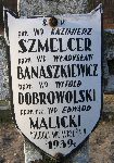 Por. Kazimierz Szmelcer upamitniony na imiennej tabliczce epitafijnej na jednej z mogi zbiorowych cmentarza wojennego w Budach Starych. Stan z dn. 25 grudnia 2005 r. (fot. Marcin Prengowski).