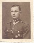 Wacaw Chojna jako porucznik 4 puku artylerii lekkiej, 1939 r. (fot. z archiwum rodzinnego, za: Lawacz-Sampanis A. M., Biografie powstacw - major Wacaw Chojna ps. "Horodyski", oprac. M. Janaszek-Seydlitz, [w:] Strona internetowa Stowarzyszenia Pamici Powstania Warszawskiego 1944, http://www.sppw1944.org/biografie/chojna.html).