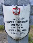 Edward Chojnowski, upamitniony na imiennej tablicy epitafijnej na kwaterze wojennej na cmentarzu rzymskokatolickim w Rybnie. Stan z 2005r.