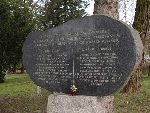 Tablica pamiątkowa ku czci żołnierzy armii "Poznań" i "Pomorze" poległych w bitwie nad Bzurą we wrześniu 1939 r. wstawiona w obrębie kwatery wojennej na cmentarzu parafialnym w Rybnie (fot. udostępniła: Anna Kowala).