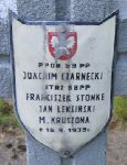 Jan Leksiński, upamiętniony na imiennej tablicy epitafijnej na kwaterze wojennej na cmentarzu rzymskokatolickim w Rybnie. Stan z 2005r.