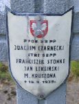 Franciszek Stonke upamitniony na imiennej tabliczce epitafijnej na jednej z mogi zbiorowych kwatery wojennej na cmentarzu parafialnym w Rybnie. Stan z dn. 2 czerwca 2005 r. (fot. Marcin Prengowski).