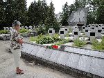 Jadwiga Sikorska, bratanica Jzefa Alfonsa Muzioa w miejscu pochowania wuja. Kwatera wojenna w Iowie, 15 sierpnia 2009 (fot. Judyta Sikorska).