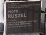 Ppor. pil. Piotr Ruszel upamitniony na jednej z czterech imiennych tablic epitafijnych zbiorowej mogiy wojennej onierzy lotnictwa Wojska Polskiego zlokalizowanej na cmentarzu wojskowym pw. w. Jerzego w odzi, ul. Wojska Polskiego. Stan z dn. 6 maja 2011 r. (fot. Zbigniew Adamas).