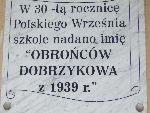 Tablica pamitkowa na budynku szkolnym w 
Dobrzykowie