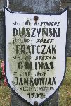 Kazimierz Duszyski upamitniony na imiennej tabliczce epitafijnej na jednej z mogi zbiorowych kwatery wojennej na cmentarzu parafialnym w Juliopolu. Stan z dn. 25 grudnia 2004 r. (fot. Marcin Prengowski).