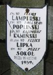 Bolesaw Popliski upamitniony na imiennej tabliczce epitafijnej na jednej z mogi zbiorowych kwatery wojennej na cmentarzu parafialnym w Juliopolu. Stan z dn. 18 grudnia 2004 r. (fot. Marcin Prengowski).