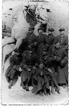 Lucjan Gska (stoi drugi z lewej) przy jednym z pomnikw w Alei Krlw i Hetmanw na terenie Szkoy Podchorych Piechoty w Komorowie k. Ostrowi Mazowieckiej, 1936-1939 r. (fot. ze zb. rodzinnych, udostpnia: Teresa Jakiewicz).