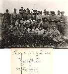 Mieczysław Józef Schabowski (stoi w środku, na prawo od żołnierza z karabinem) w czasie odbywania kursu w szkole podchorążych w 1929 r. (fot. ze zb. rodzinnych).