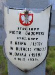 Piotr Gadomski, upamitniony na imiennej tablicy epitafijnej na kwaterze wojennej na cmentarzu rzymskokatolickim w Rybnie. Stan z 2005r.
