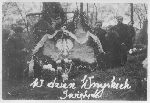 Grb onierzy polskich na cmentarzu w dzie Wszystkich witych - 1941 r. (rdo: http://dawneglowno.webpark.pl/fot12.htm)