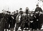 Rtm. Józef Walicki "Walbach" (w pierwszym rzędzie, trzeci z prawej) wśród żołnierzy Oddziału Wydzielonego Wojska Polskiego z jego dowódcą, mjr. Henrykiem Dobrzańskim "Hubalem" (w centrum kadru, w szaliku), Fryszerka, styczeń 1940 r. (fot. za Wikimedia Commons).
