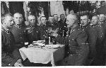 Stanisaw Glabus, (pity z lewej), brat Feliksa podczas uroczystej kolacji w wojsku.
M.G.