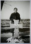 Zofia, siostra uł.Jana Mastalerczuka, przy jego mogile w obrębie kwatery wojennej na cmentarzu parafialnym w Bielawach, dn. 1 kwietnia 1999 r. (fot. ze zb. rodzinnych).