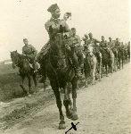 Ppor. Franciszek Kot na czele kolumny marszowej podczas wicze wojskowych onierzy rezerwy w 8 puku artylerii cikiej w Toruniu, przed 1939 r. (fot. NN, archiwum rodzinne Macieja Kossowskiego).