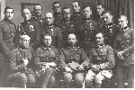 Rudolf Ostrihansky (siedzi pierwszy z lewej) jako kapitan 8 puku artylerii polowej w grupie oficerw Wojska Polskiego (wrd nich m.in. pk Juliusz Rmmel - siedzi drugi z prawej), 1921 r. (fot. ze zb. Rudolfa Ostrihanskyego, wnuka weterana).