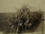 Kpt. Jan Fleischmann (drugi z lewej) w towarzystwie kpt. Józefa Rodzenia (pierwszy z lewej) na ćwiczeniach wojskowych (fot. z archiwum rodzinnego Piotra Fleischmanna).