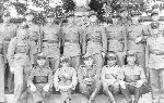 Kpt. Jan Fleischmann (siedzi w środku) w grupie żołnierzy 14 pułku piechoty we Włocławku (fot. ze zb. Mariana Ropejki).