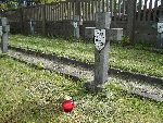 Kwatera żołnierska kwatery wojennej w Juliopolu, na grobie por. Synoradzkiego stoi czerwony znicz (fot. lonio17)