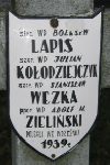 Bolesław Lapis, upamiętniony na imiennej tablicy epitafijnej na wydzielonej kwaterze na cmentarzu rzymskokatolickim w Juliopolu.