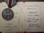 Medal "Za udzia w wojnie obronnej 1939" wraz z legitymacj przyznane Czesawowi Zakrzewskiemu na mocy uchway Rady Pastwa z 20 lutego 1985 r. Uwaga: bdna informacja o imieniu ojca weterana (pamitki ze zb. rodzinnych, fot. Sawomir Zakrzewski).