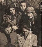 Zdjecie z pogrzebu mojego dziadka; u gory po prawej stronie Marianna Skrobisz - mama Bronislawa Skrobisza, po lewej stronie siostra Antonina Skrobisz, na dole moja mama - bratanica Bronka -Teresa Skrobisz ze swoim mlodszym bratem Bronislawem Skrobiszem.