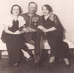 Mjr Jan wiatowiec z on Ann oraz Jadwig Wodeck podczas balu w kasynie oficerskim 29 puku Strzelcw Kaniowskich w Kaliszu, 1936 r. (fot. z albumu Bolesawa Wodeckiego w zb. rodzinnych Wojciecha Millera).