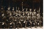 Adam Alama (stoi drugi z lewej) wśród żołnierzy Wojska Polskiego (fot. ze zb. rodzinnych).