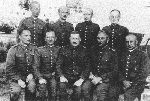 Kpt. Dyonizy Puliski (stoi drugi z prawej) wrd jecw Oflagu II C Woldenberg, m.in. ppk. Ignacego Szpunara (siedzi w rodku), mjr. Zawiszy (siedzi drugi z prawej) i kpt. Jzefa Koziskiego (siedzi drugi z lewej) , maj 1940 r. (fot. ze zb. Mariana Ropejki).