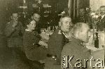 Pozna, dn. 2 lipca 1936 r. Plut. Stanisaw Szczepaniak (drugi z prawej) wraz z narzeczon Edyt Ciecisk na spotkaniu towarzyskim onierzy 7 Puku Strzelcw Konnych Wielkopolskich (fot. NN; zbiory Archiwum Fotografii Orodka KARTA, Pogotowie Archiwalne [PA_033, udostpni Piotr Balcer], sygn. OK_025681, http://foto.karta.org.pl/fotokarta/OK_025681.jpg.php).