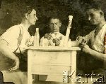 Lata 1930-1939. Stanisaw Szczepaniak (w rodku) wrd onierzy 7 Puku Strzelcw Konnych Wielkopolskich (fot. NN; zbiory Archiwum Fotografii Orodka KARTA, Pogotowie Archiwalne [PA_033, udostpni Piotr Balcer], sygn. OK_025783, http://foto.karta.org.pl/fotokarta/OK_025783.jpg.php).